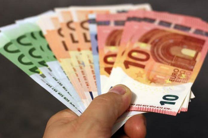 Denar na bankomatu
