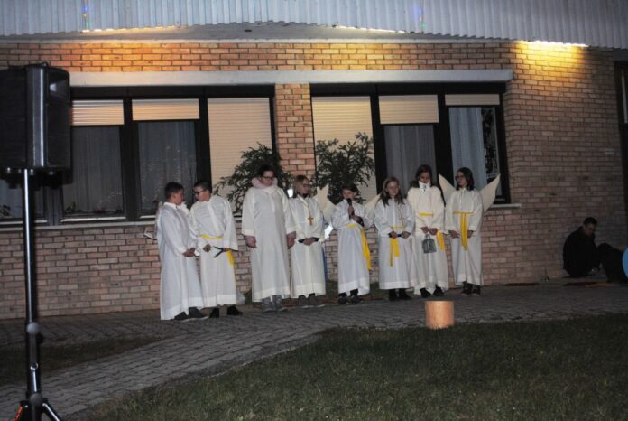 S predstavami polepšali božič