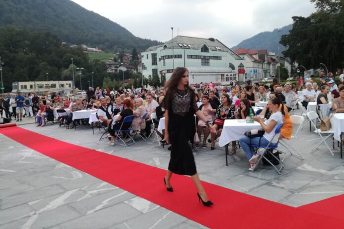 Modna revija v zagorski dnevni sobi