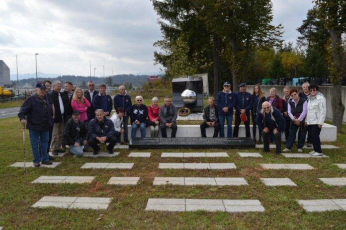 Hrastniški častniki na Vrhniki in v Borovnici