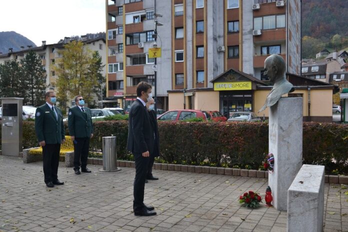 Delegacija položila cvetje na grobove