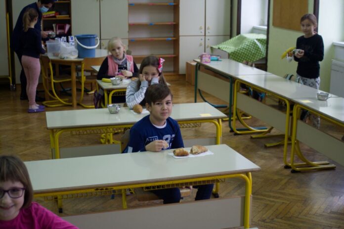 Za odprtje šol in vrtcev