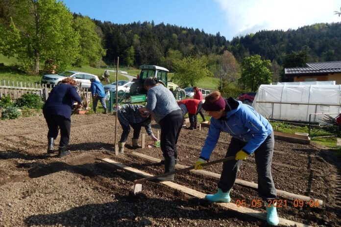 Na vrtu trboveljskih kmečkih žena in deklet že delajo