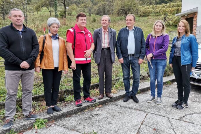Družina Krivonog v novem domu