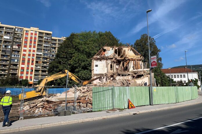 Podiranje Hauckove hiše v Trbovljah