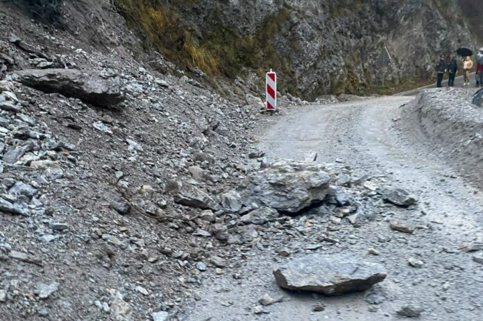 Skala na cesti v Boben