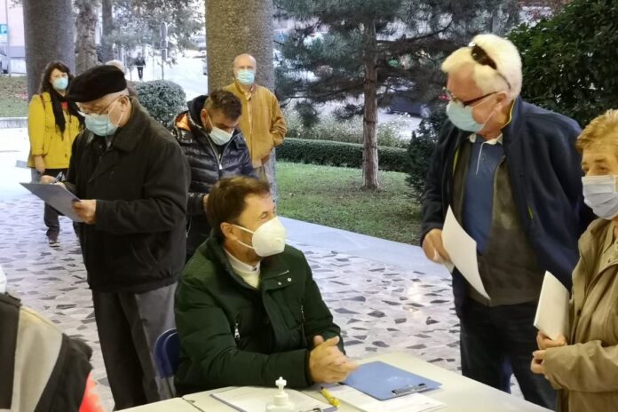 Župan in direktorica pomagala pri cepljenju