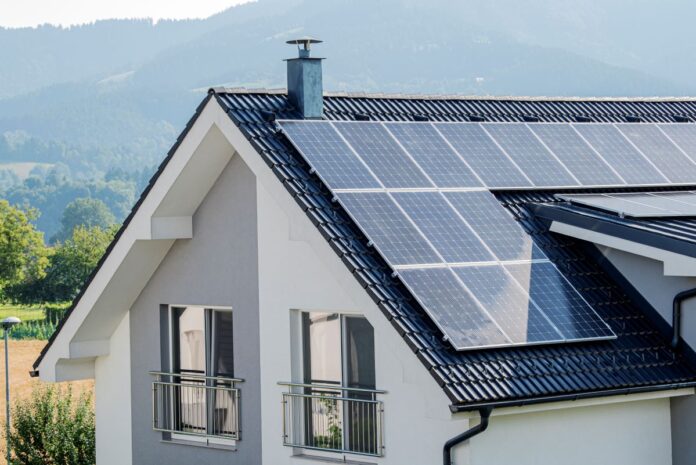 Koliko bi prihranili z lastno sončno elektrarno?