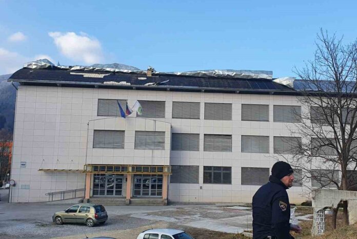 Veter odkril streho STPŠ Trbovlje