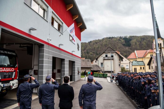 Slovesno izobesili zastavo