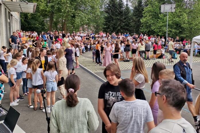 Glasno, zabavno, veselo, glasbeno, plesno