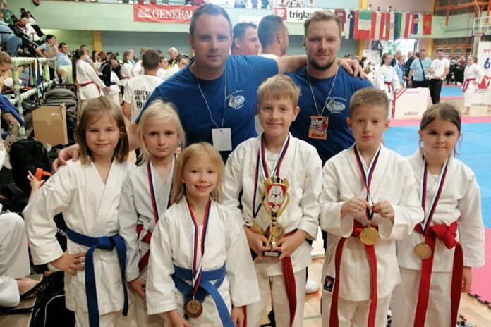 Na prvi tekmi pet medalj
