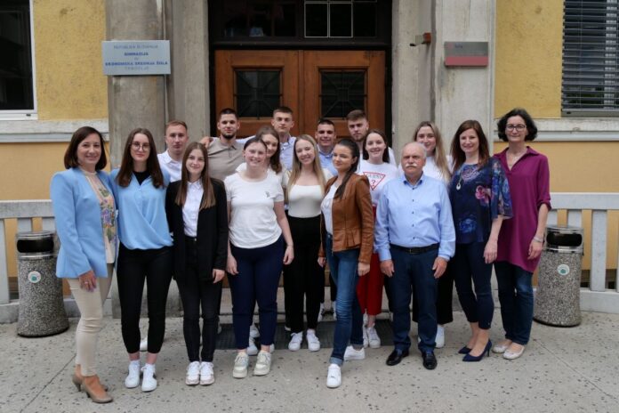 Z ustvarjalnostjo in delom do znanja