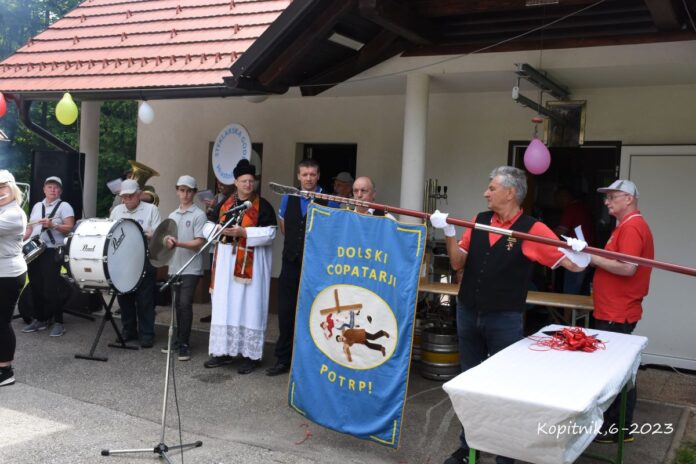 Nov prapor dolskih copatarjev