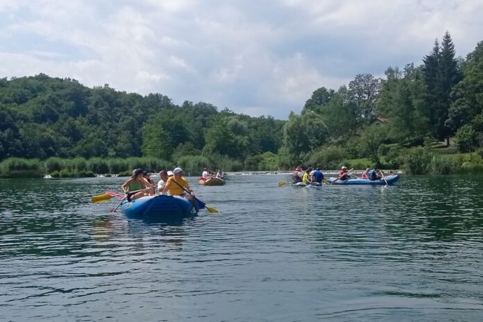 Zagorjani z raftom po Mrežnici