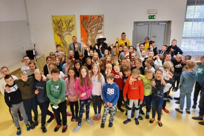 Čebelarji med učenci