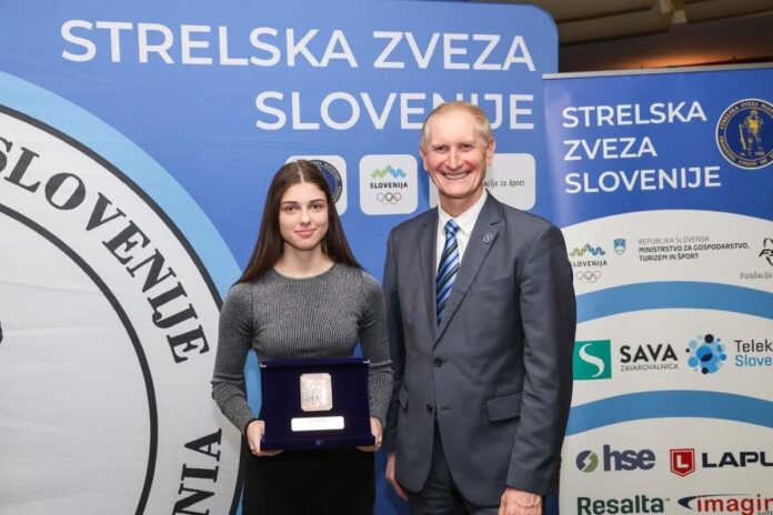 Nika Skubic prejela priznanje SZS