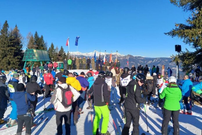 Hrastniški častniki slalomirali