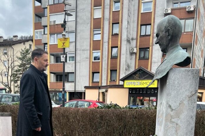 Poklon dr. Janezu Drnovšku