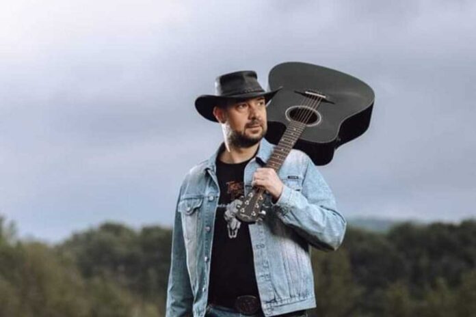 Primož Legvart na Puncah v jami