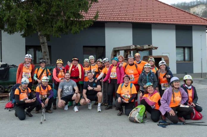 Vabilo Alenke Knez na Punce v jami