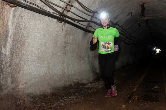 Nasmejane punce v jami