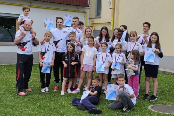 Carici Anaja Gaja Vozelj in Lara Hrženjak