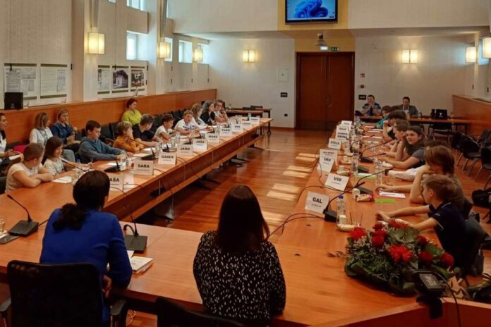 Prvojunijski otroški parlament