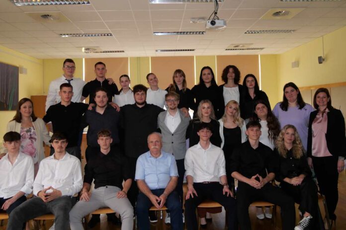 Z ustvarjalnostjo in delom do znanja