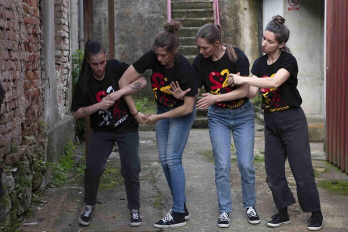 Bratje podajmo si roke