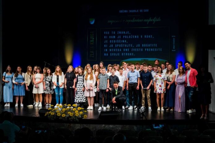 Kar 53 novih vpisov v zlato knjigo v Zagorju