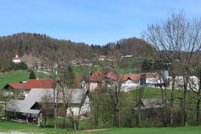 Ureditev parkirišča v Kandršah