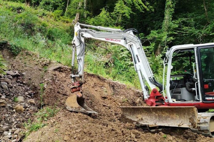 Popolna zapora ceste Podkraj -Radeče