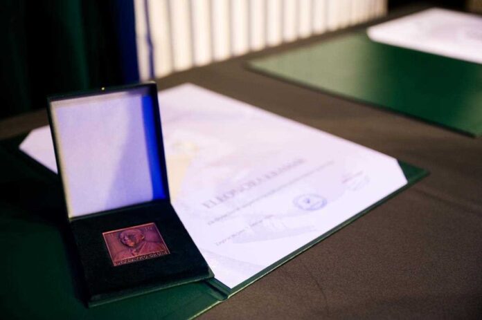 Objavljen razpis za podelitev plaket in priznanj dr. Slavka Gruma