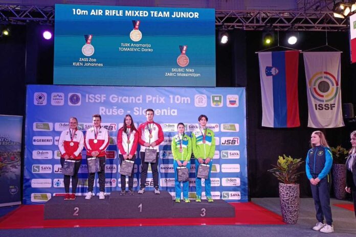 Hana in Nika s kolajnama v Rušah