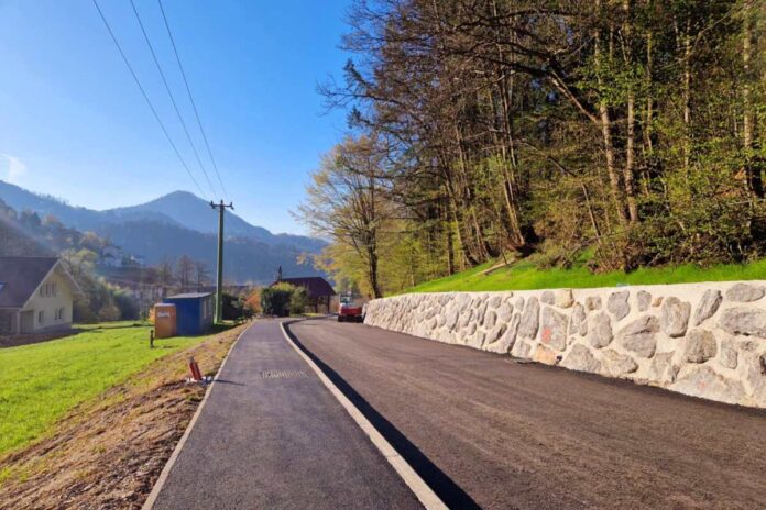 Asfalt na cesti proti pokopališču