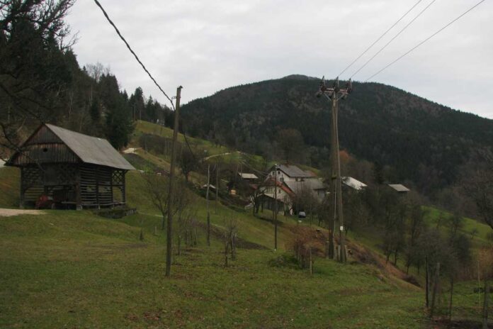Prodajajo staro šolo v Znojilah