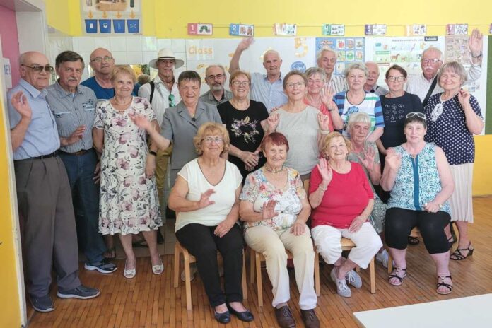 Po šestdesetih letih spet v šolskih klopeh