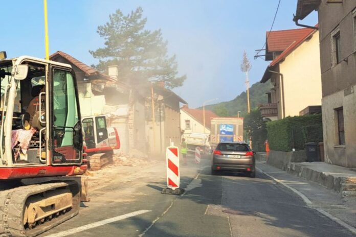 Podirajo hiše na Dolu
