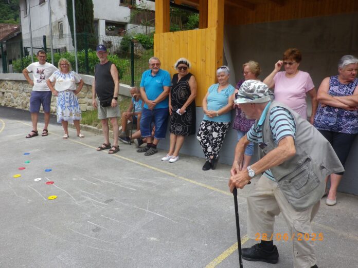 Hrastniški invalidi piknikovali