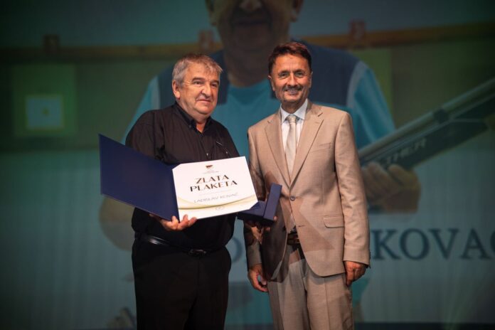 Zlato občinsko priznanje v roke Ladislavu Kovaču