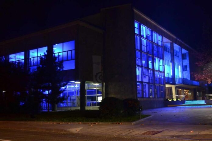 Modra v znak spoštovanja gluhih in naglušnih