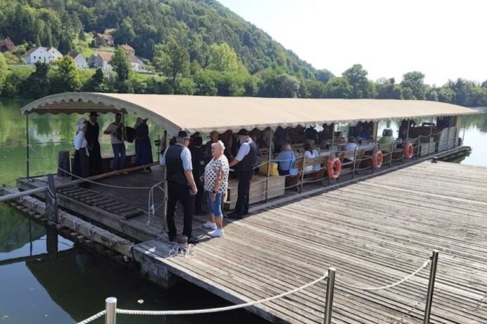 Prostovoljci programa Starejši za starejše na splavarjenju