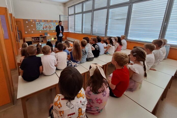 Zagorskim prvošolcem nahrbtnik, bon in vezalke