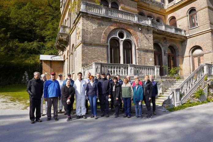 Čistilna akcija v hrastniški vili De Seppi