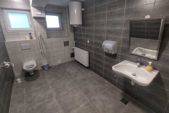 V prostorih Občine Hrastnik urejene sanitarije za invalide
