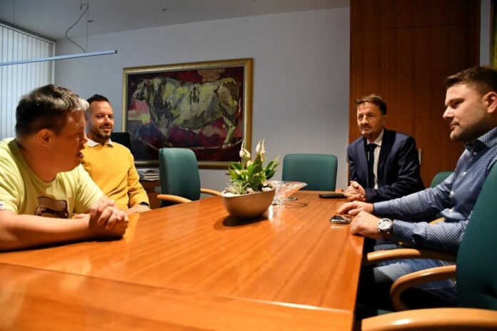 Nik je skuhal kavo z županom