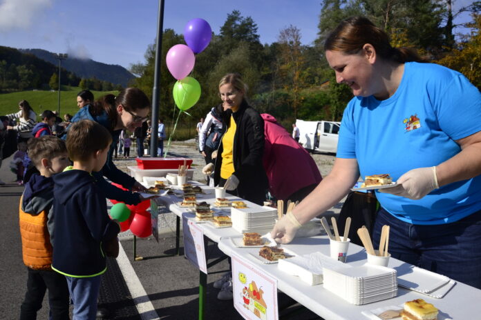Kostanjev piknik v Zagorju poln sonca in zabave