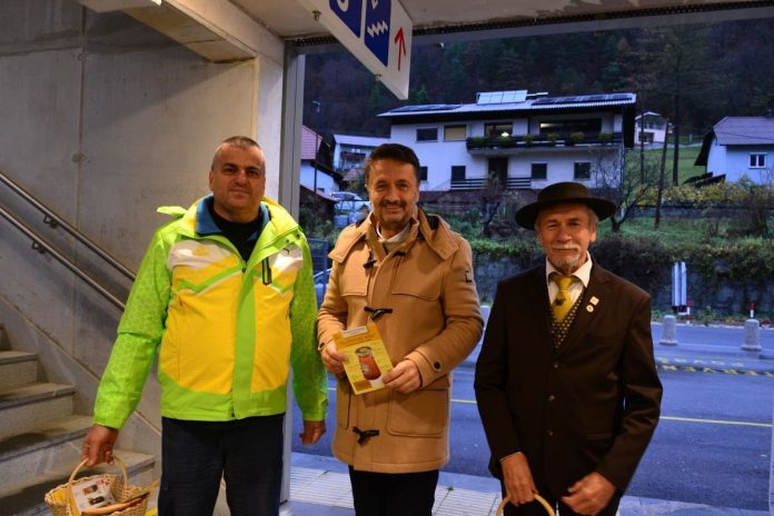 Župan je pomagal deliti med