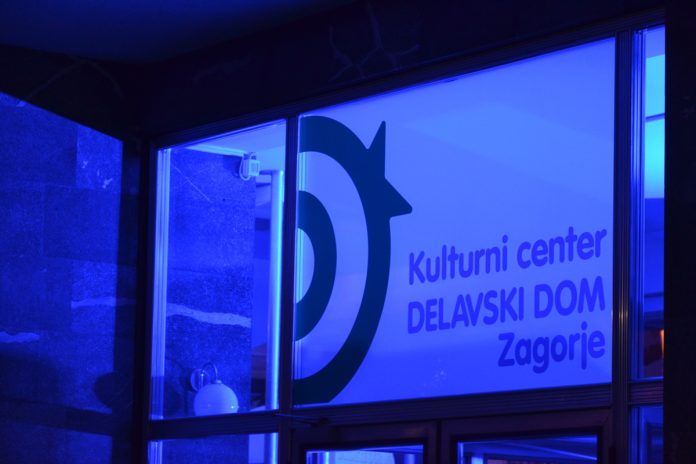 Most na Izlakah in KC Delavski dom obarvana v modro